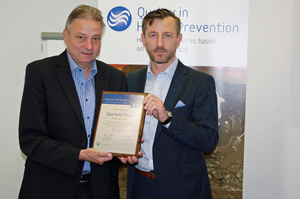 Dipl.Ing. Martin Plachý (rechts) übernahm die Auszeichnung von Joachim Lieber, den Vorsitzenden der europäischen Organisation Quality in Health Prevention.