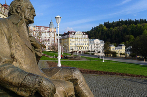 Sousoší Goethe a Múza (foto zdroj: www.marianskelazne.cz) Sousoší Goethe a Múza (foto zdroj: www.marianskelazne.cz)